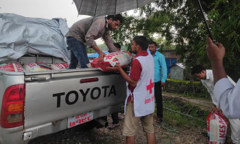 बाढीपीडितहरूकाे उद्वार र राहत वितरणमा व्यस्त कैलालीका जनप्रतिनिधि